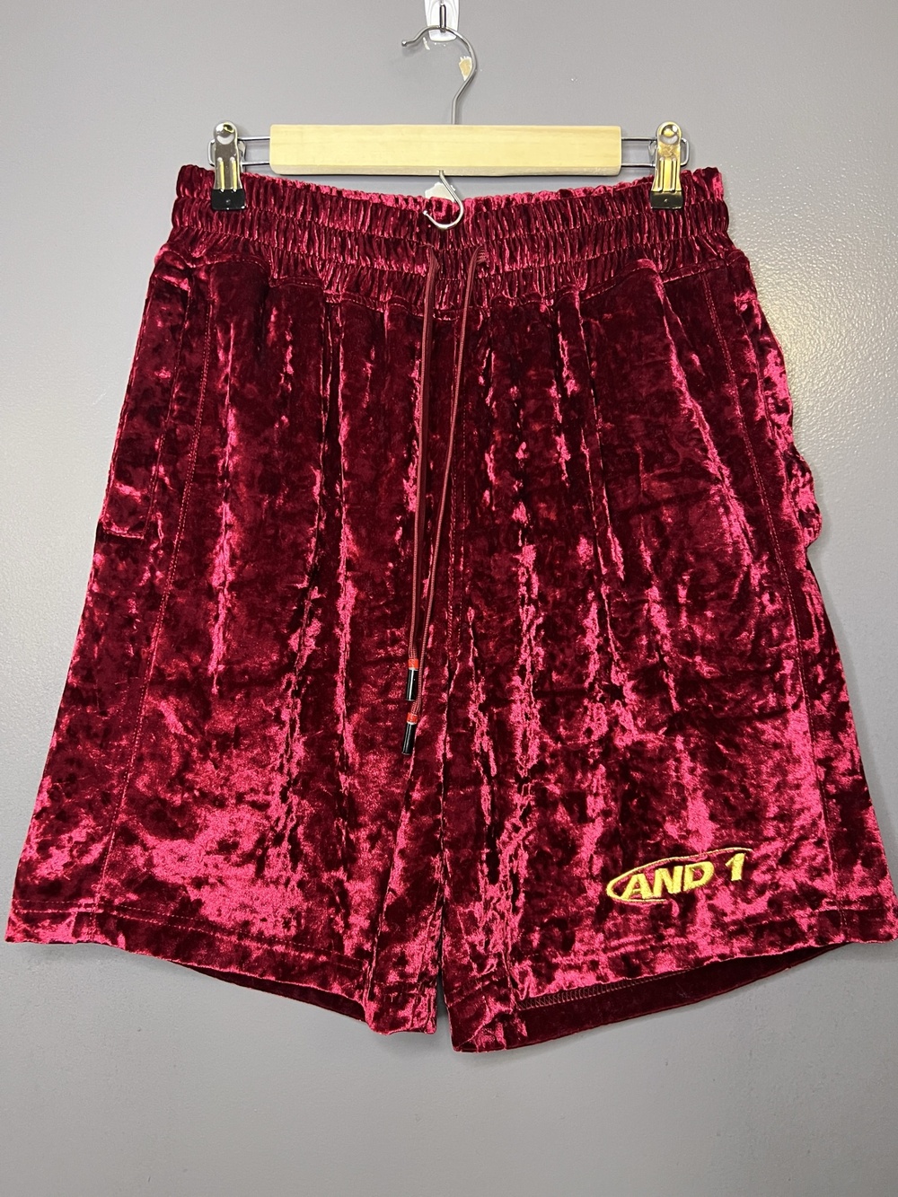 AND1 Shorts Mens Medium Red Velour Lined Drawstring Basketball Gym Athletic